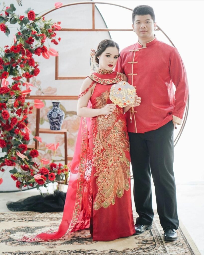 Potret Ferry dan Evania memakai cheongsam dan changsan bordir payet custom made dari Uptown Gown - sewa baju cheongsam, baju sangjit, baju sangjit couple