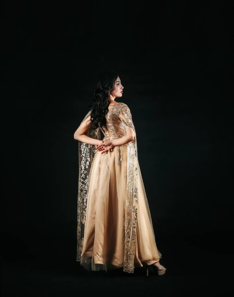 Potret Megan Lisandra memakai gaun pesta gold glamor dari Uptown Gown - Sewa Gaun Pesta