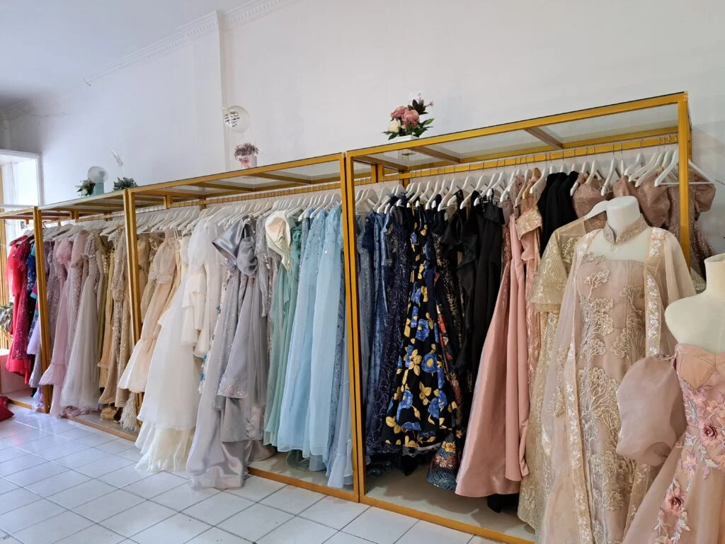 Potret koleksi gaun dari gaun pesta hingga gaun pernikahan ada juga gaun custom eksklusif dari Uptown Gown