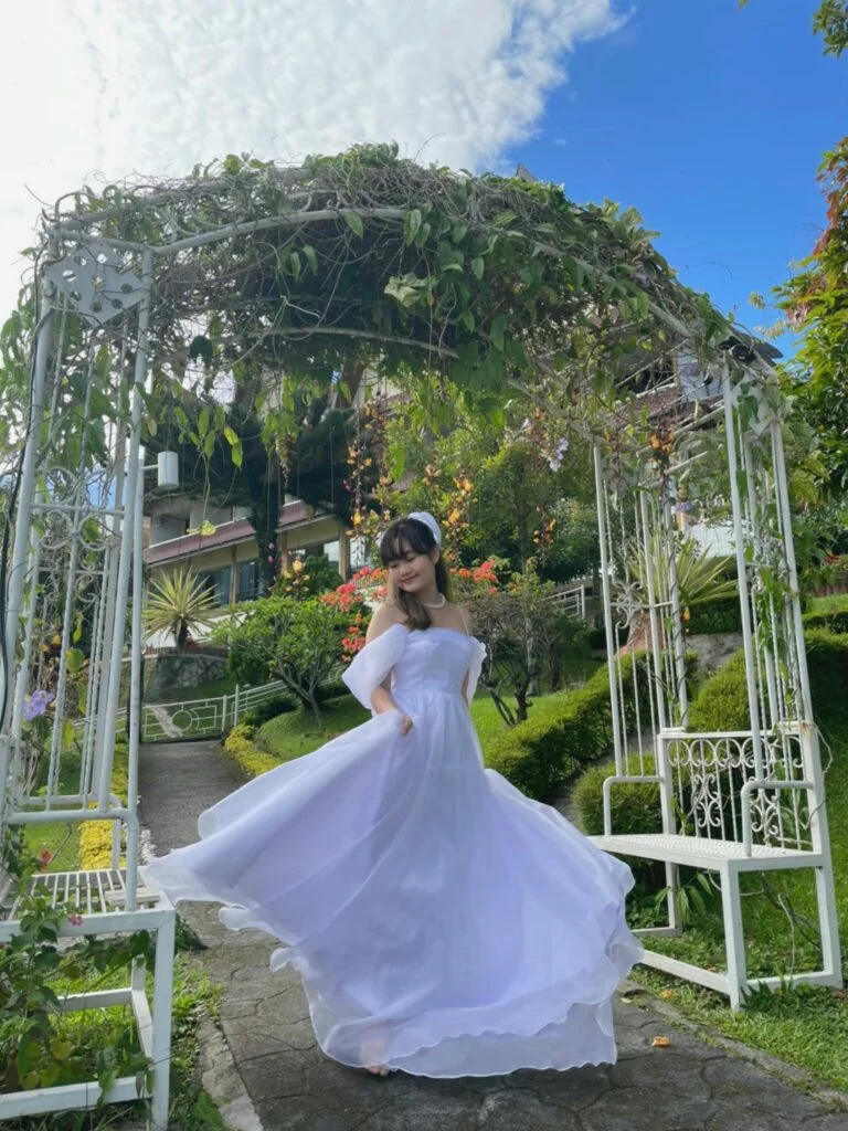 Potret Jesslyn Thevania memakai sewa gaun pengantin / baju pengantin (pernikahan) dengan motif sabrina putih dari Uptown Gown